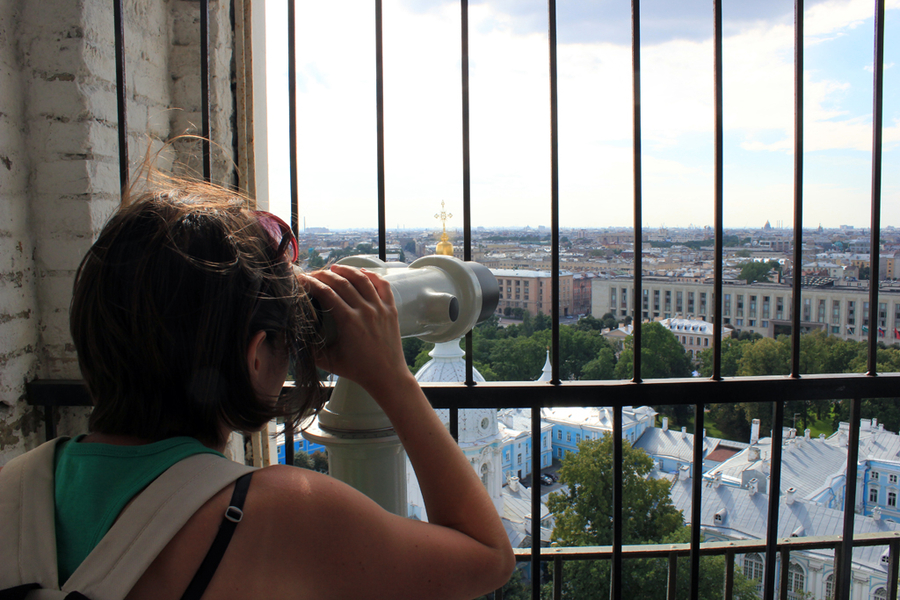 Henar mirando desde el mirador de Smolny Henar mirando desde el mirador de Smolny