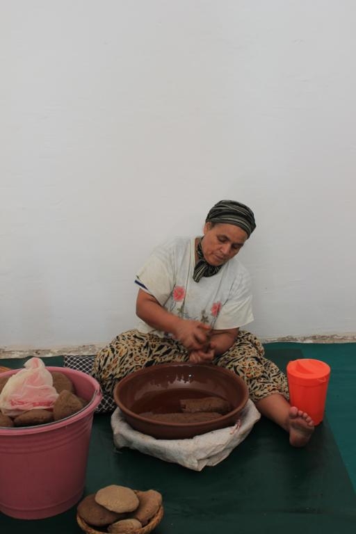 Trabajadora de la cooperativa de aceite de argán Trabajadora de la cooperativa de aceite de argán