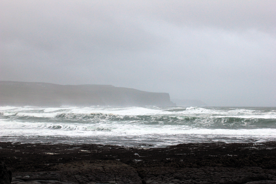 Mar con los Cliffs of Moher de fondo Mar con los Cliffs of Moher de fondo