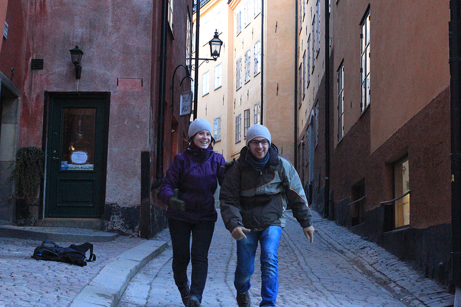 Foto jugando con el trípode en Estocolmo en la Gamla Stan Foto jugando con el trípode en Estocolmo en la Gamla Stan