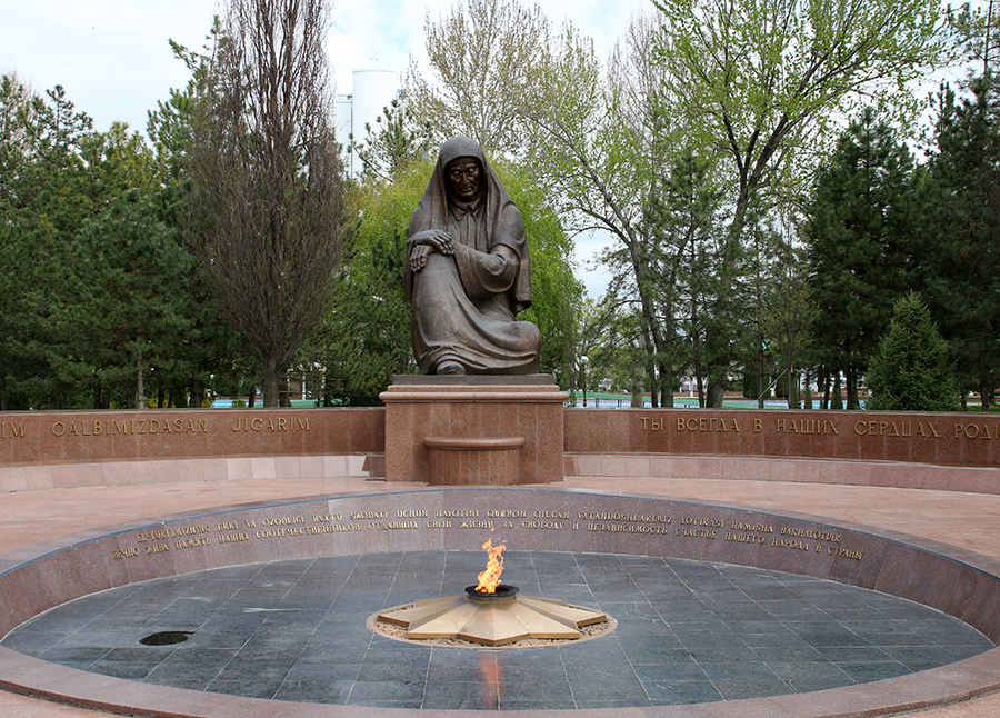 Memorial de la madre lamentandose en Tashkent Memorial de la madre lamentandose en Tashkent