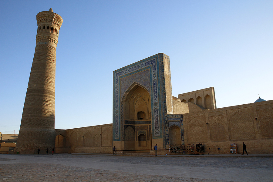 Minarete y mezquita en la Plaza Poi Kalyon