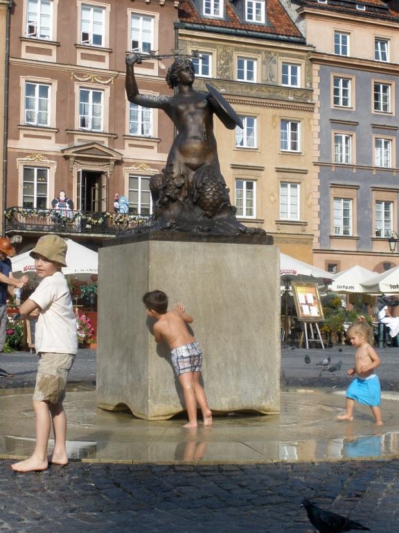 Niños jugando en las fuentes - Varsovia Niños jugando en las fuentes - Varsovia
