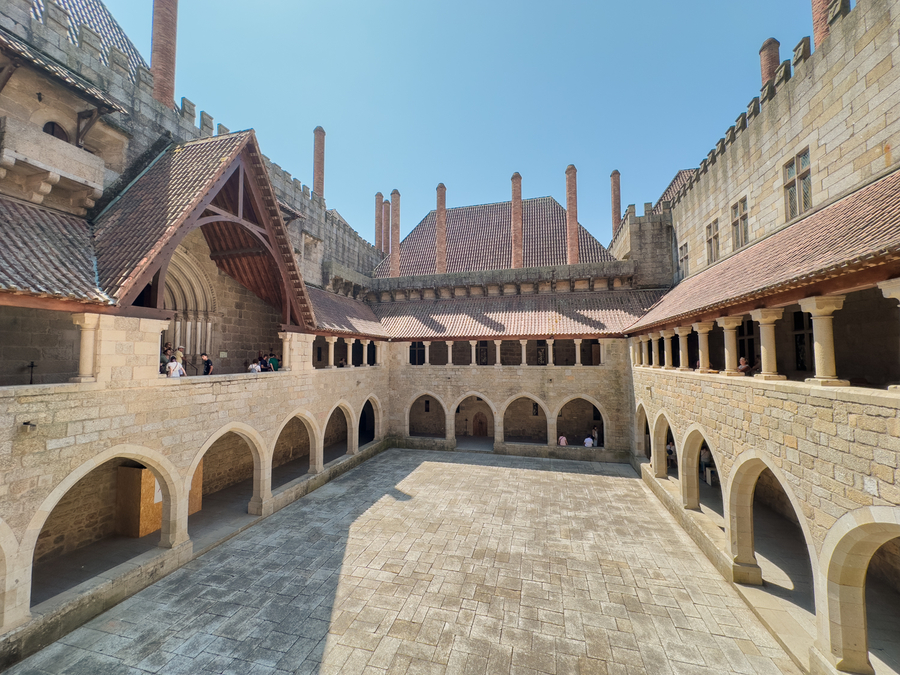 Hacer una visita al Palacio de los Duques de Braganza en Guimaraes