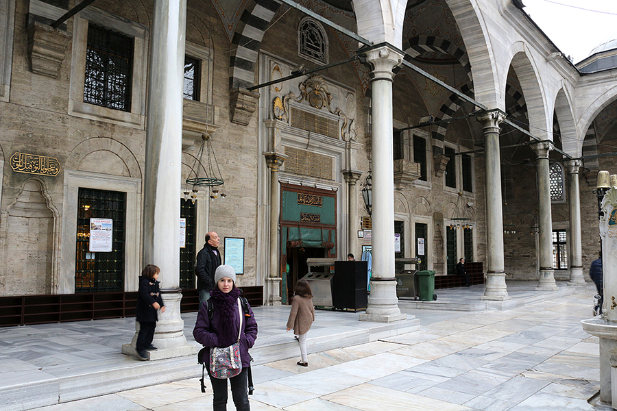 Patio de la mezquita de Eyup en Estambul