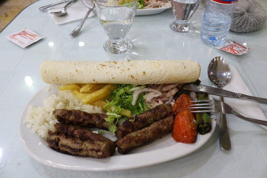 Plato combinado con Kofte - Estambul Plato combinado con Kofte - Estambul