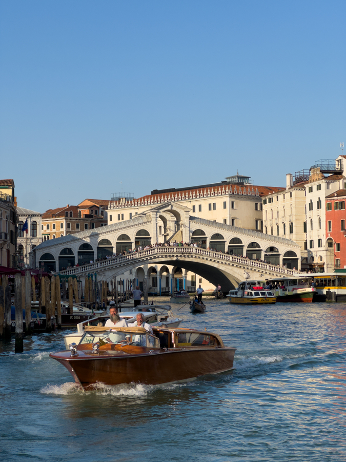 Ver el Ponte Rialto desde el Gran Canal en vaporetto