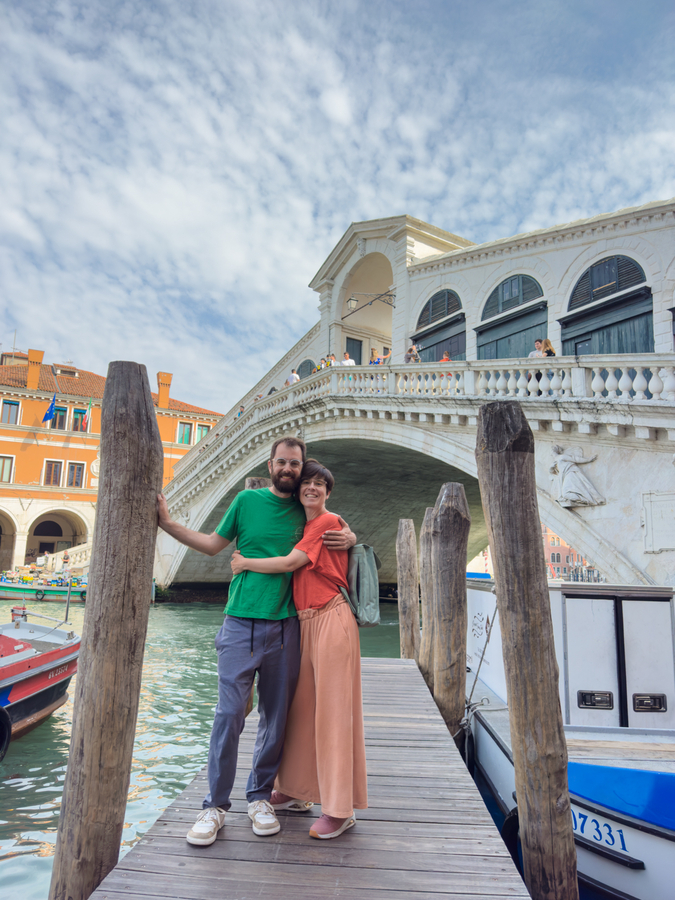 Henar y Aitor en el Puente de Rialto de Venecia