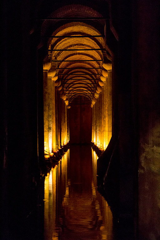 Reflejos en la cisterna de Yerabatan