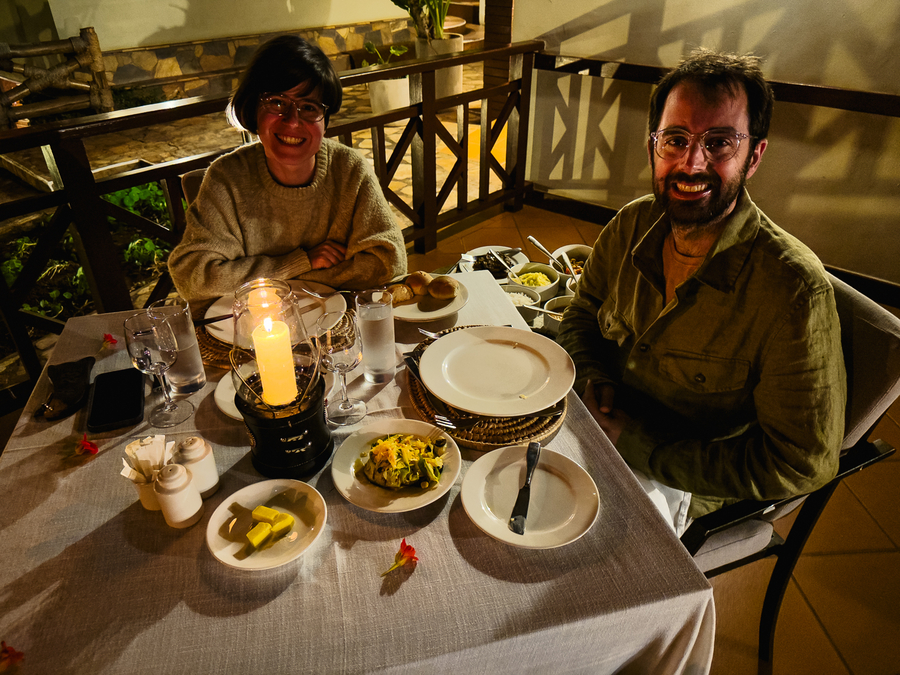 Cena a la luz de las velas en el safari de Tanzania