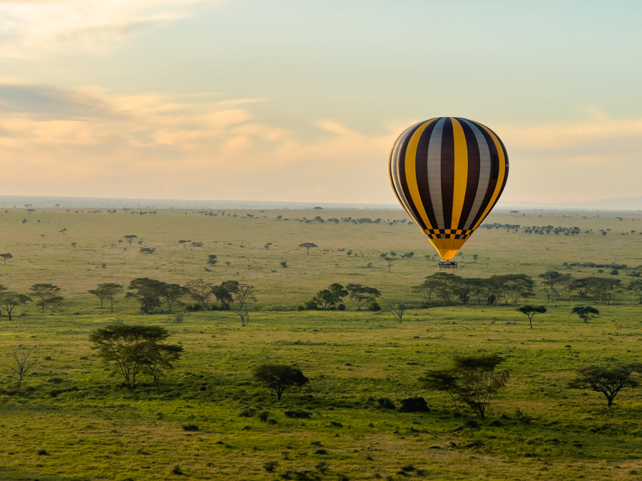 Globo en el Serengueti en un safari económico en Tanzania