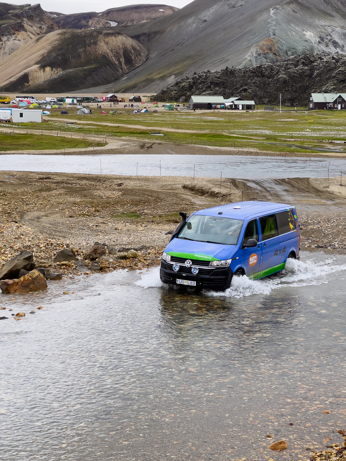 Vadeando río al llegar a Landmannalaugar con una Happy Camper 4x4