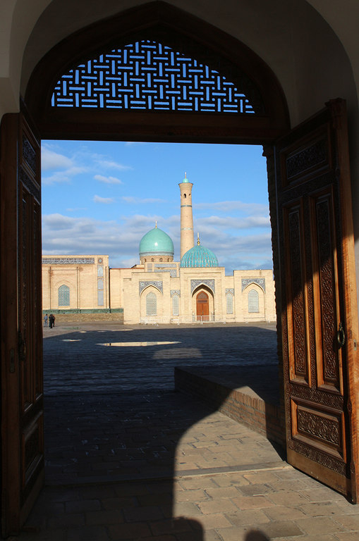 Vista del complejo Hazrati Imom desde una puerta - Taskhent Vista del complejo Hazrati Imom desde una puerta - Taskhent