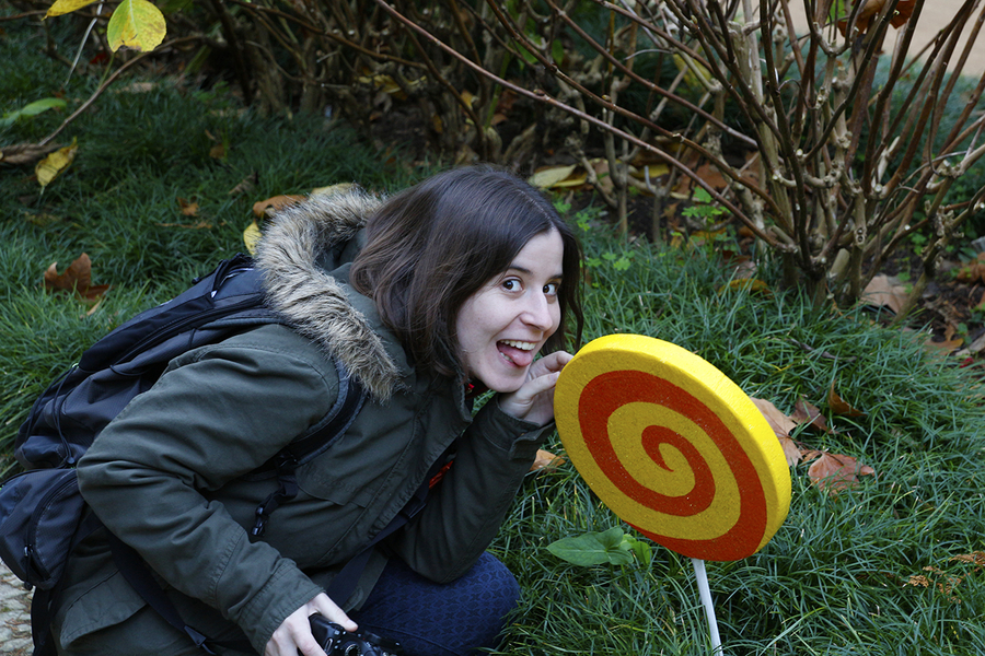 Henar a punto de comerse una piruleta gigante Henar a punto de comerse una piruleta gigante