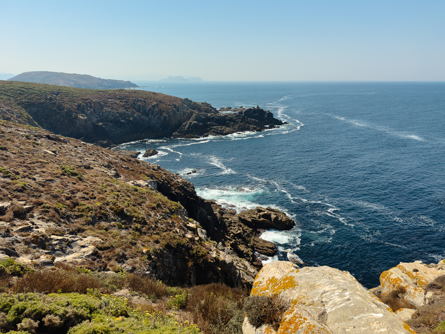 Acantilados en el sur de la Isla de Ons
