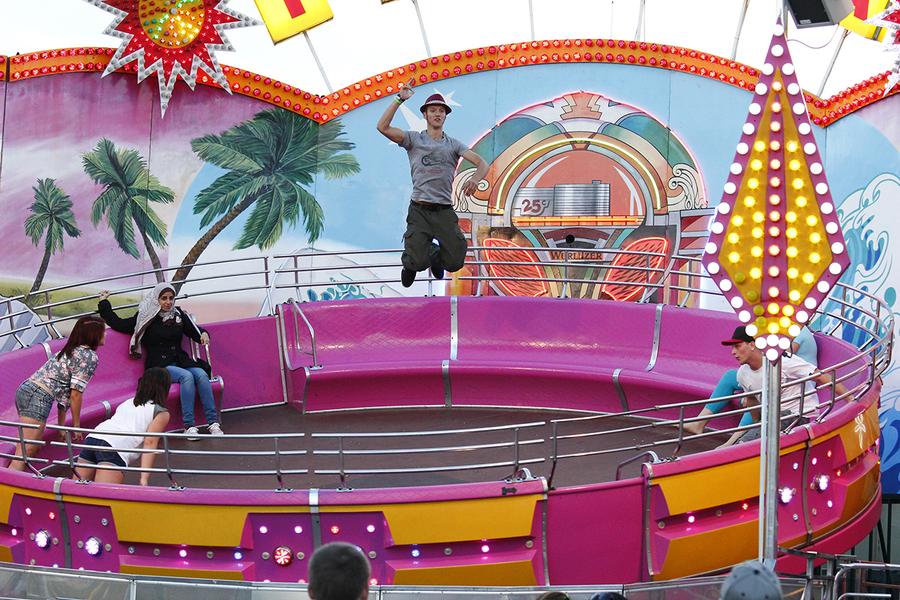 Acrobata amateur en las atracciones del Prater Acrobata amateur en las atracciones del Prater