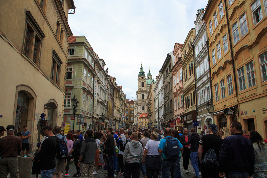 Aglomeracion de turistas en Praga