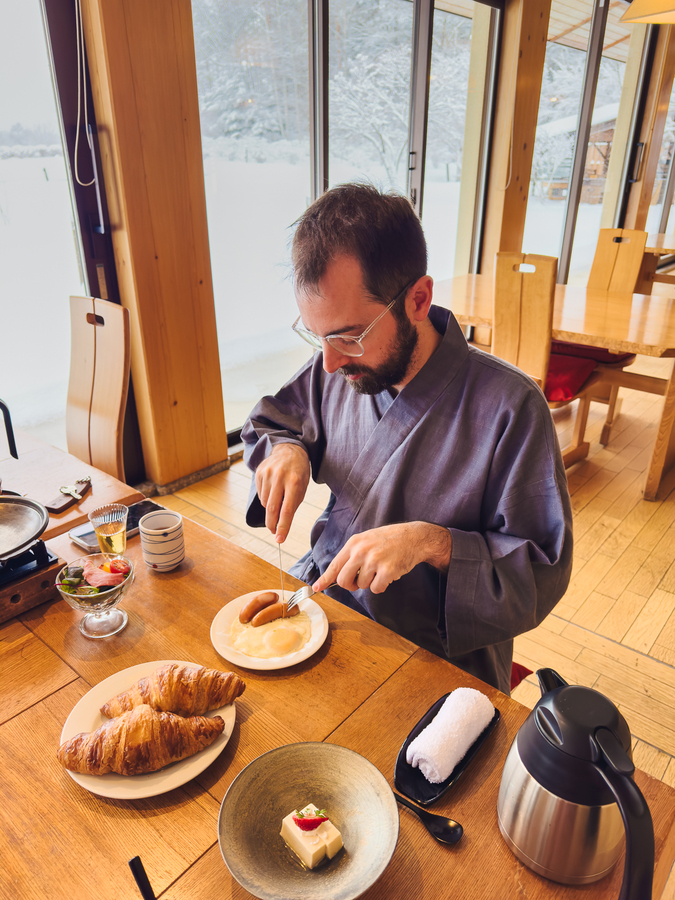 Aitor desayunando en el mejor Ryokan de Japón