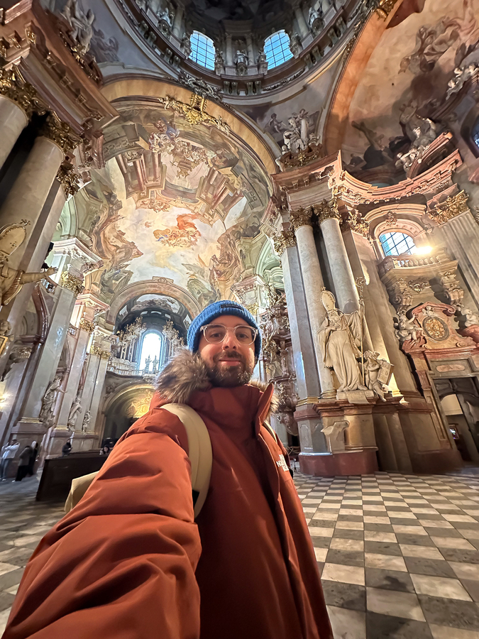 Aitor de Cómete el Mundo en la Iglesia de San Nicolas en Praga