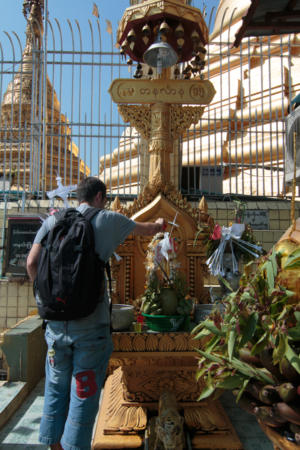 Aitor poniendo agua a su buda en la Botataung Pagoda