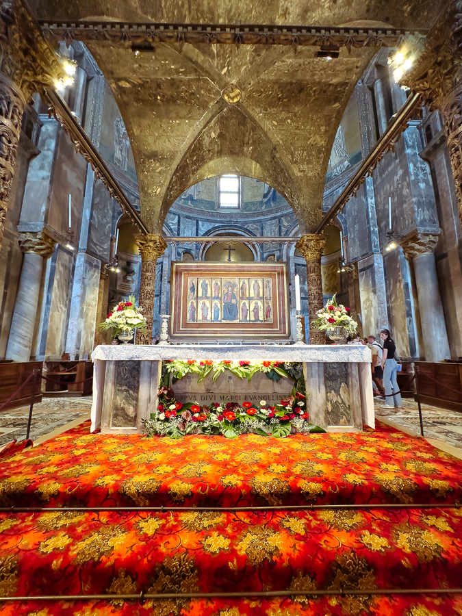 Altar mayor de San Marcos en Venecia en cuatro días