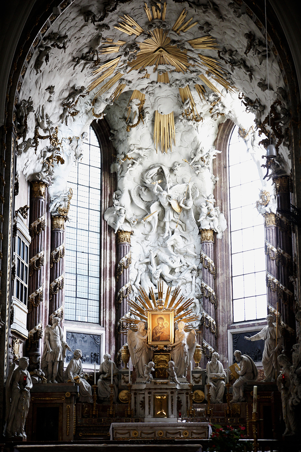 Altar de la Iglesia de San Miguel en Viena Altar de la Iglesia de San Miguel en Viena