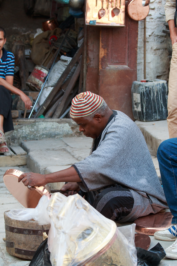 Artesano del laton en Fez