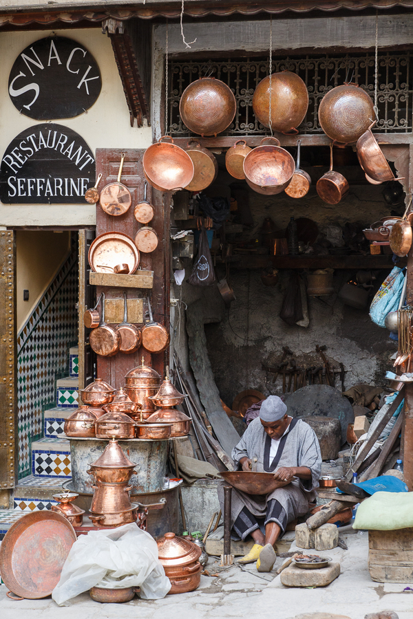 Artesano trabajando el laton