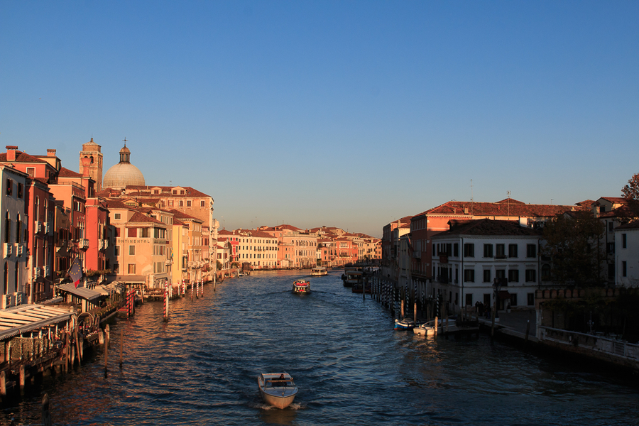Atardecer en el Gran Canal de Venecia Ver el atardecer desde un vaporetto en el Gran Canal de Venecia