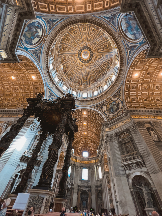 Interior de basílica de San Pedro en Roma en 4 días