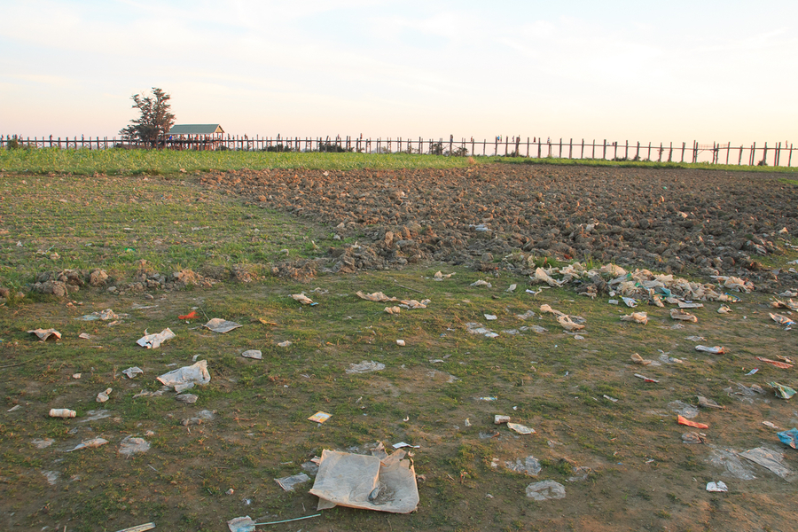 Basura por doquier en el puente UBain Basura por doquier en el puente UBain