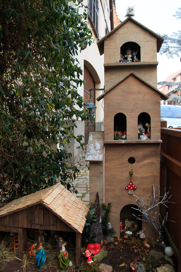 Iglesia de juguete con pesebre en Alsacia Iglesia de juguete con pesebre en Alsacia