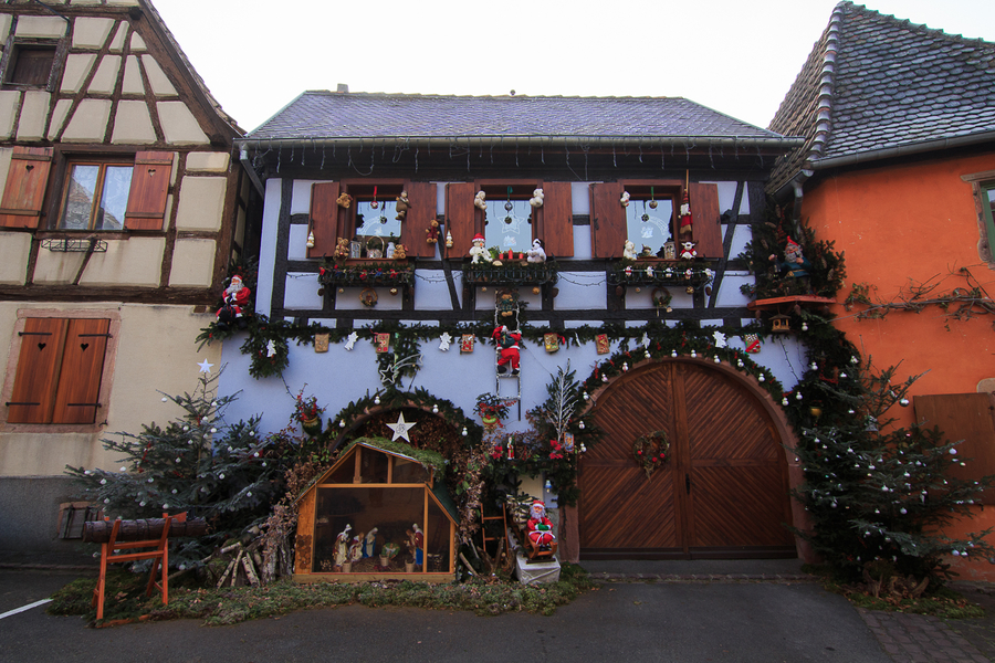 Pesebre frente a una casa Alsaciana en Bergheim