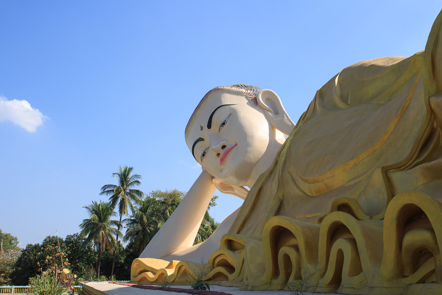 Buda reclinado Myathalyaung en Bago