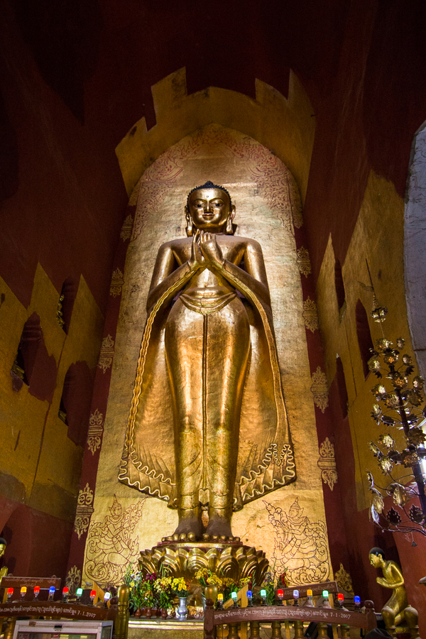 Budha dorado en el interior de Ananda Pahto Budha dorado en el interior de Ananda Pahto