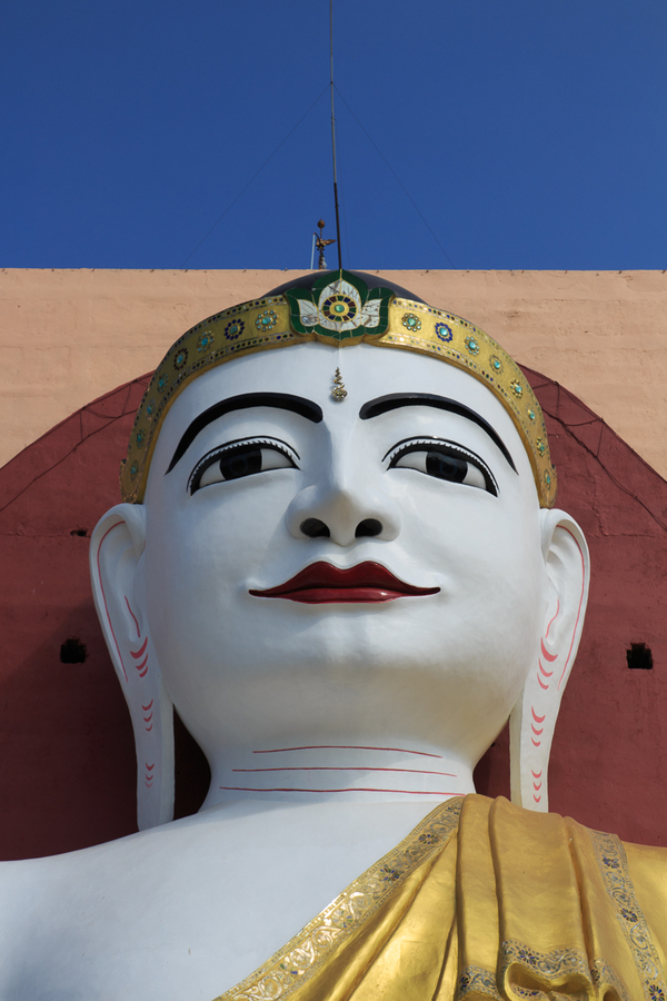Budha Kyaik Pun de cerca en Birmania