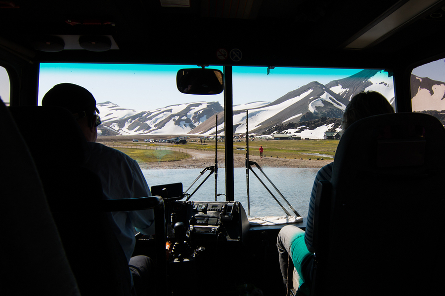Bus a Landmannalaugar atravesando un rio Bus a Landmannalaugar atravesando un rio