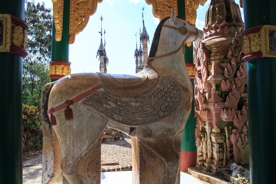 Caballo como regalo ya que mira hacia la pagoda Caballo como regalo ya que mira hacia la pagoda