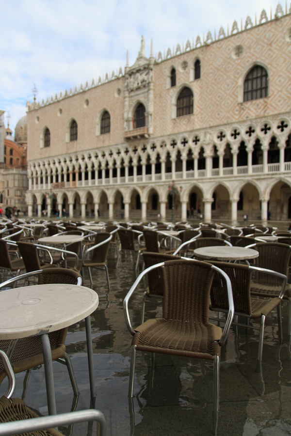 Cafe en plaza San Marcos anegado Cómo visitar Venecia cuando hay Acqua Alta