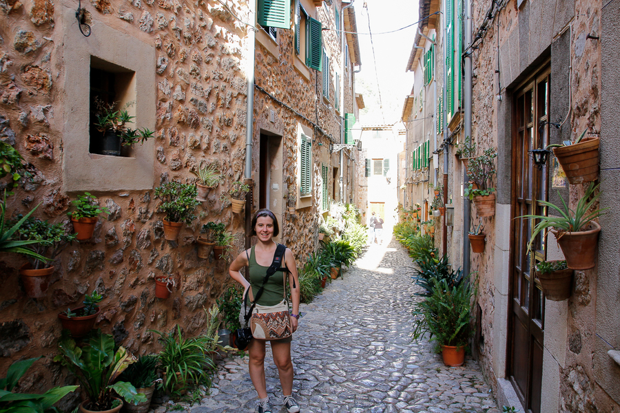 Callejuela llena de Flores en Valldemossa