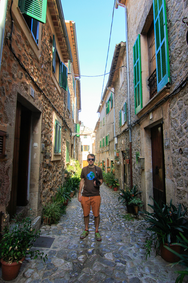 Aitor en las callejuelas de Valldemossa Aitor en las callejuelas de Valldemossa