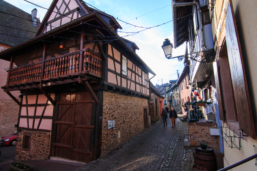 Calles empedradas de Eguisheim, pueblo de Alsacia Calles empedradas de Eguisheim, pueblo de Alsacia