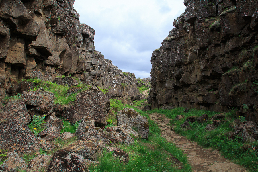 Camino entre las placas tectonicas de Thingvellir Camino entre las placas tectonicas de Thingvellir