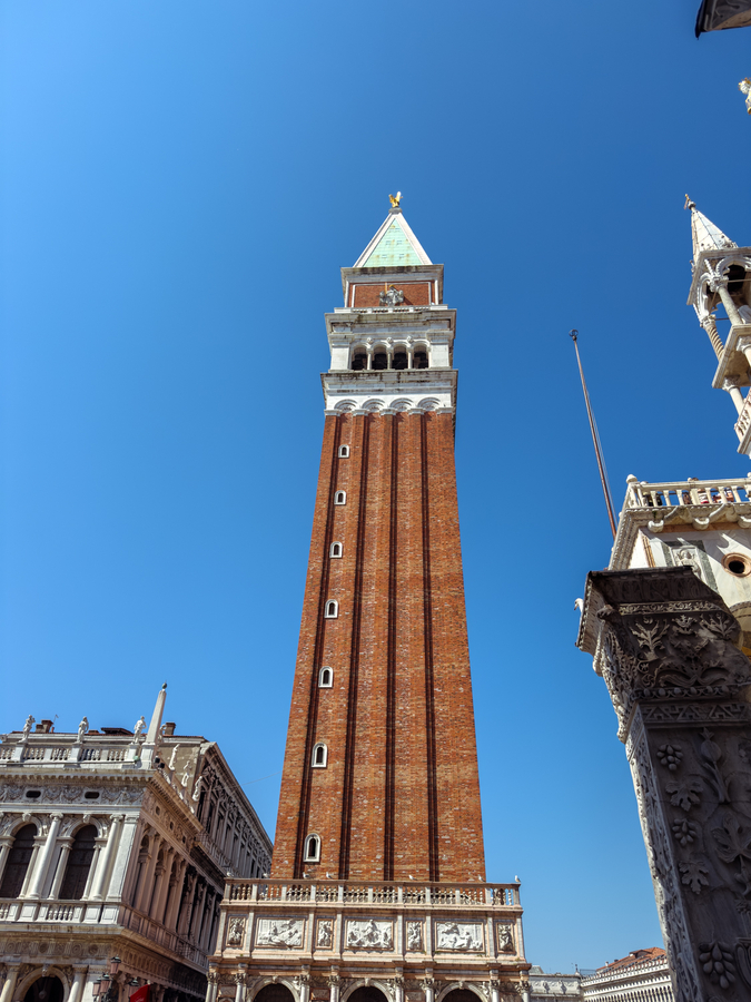 El campanile de Venecia uno de los monumentos icónicos de la ciudad