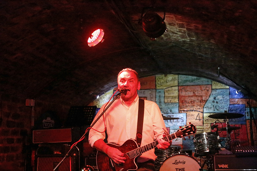 Cantante en the Cavern - Liverpool