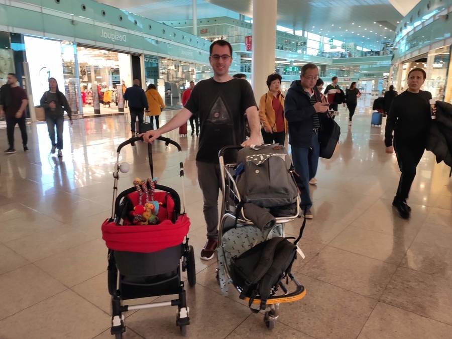 cargados con el cochecito en el aeropuerto camino a Lanzarote cargados con el cochecito en el aeropuerto camino a Lanzarote