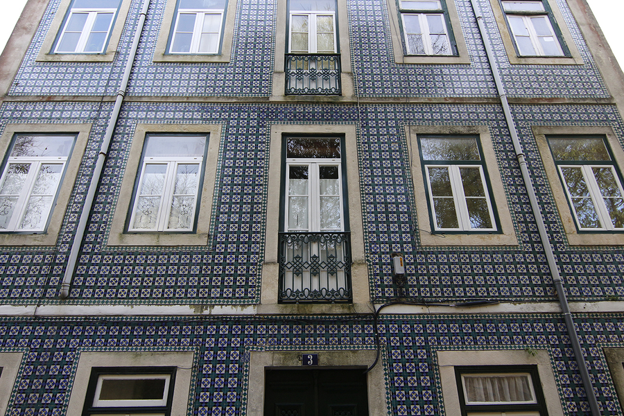 Casa de azulejos en el barrio de la Alfama de Lisboa Casa de azulejos en el barrio de la Alfama de Lisboa