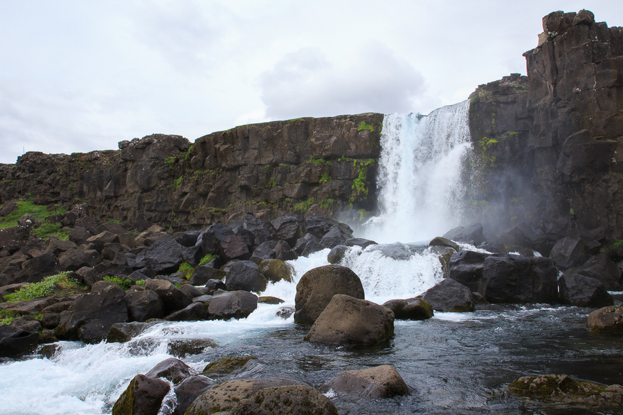 Cascada en Thingvellir en el circulo dorado de Islandia