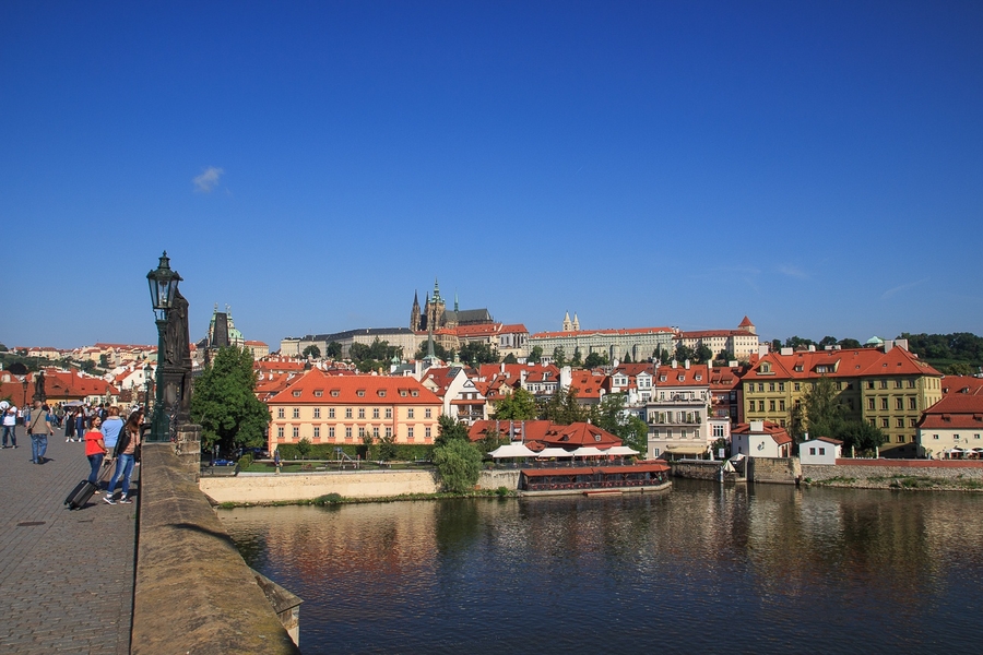 castillo de praga desde el puente de carlos