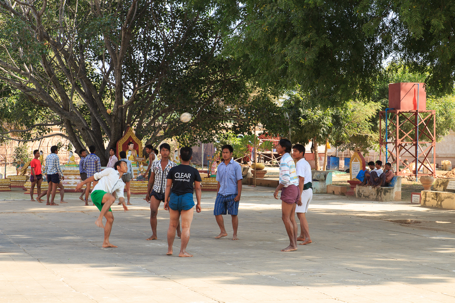 Chicos en Myanmar jugando a Futbol Chicos en Myanmar jugando a Futbol
